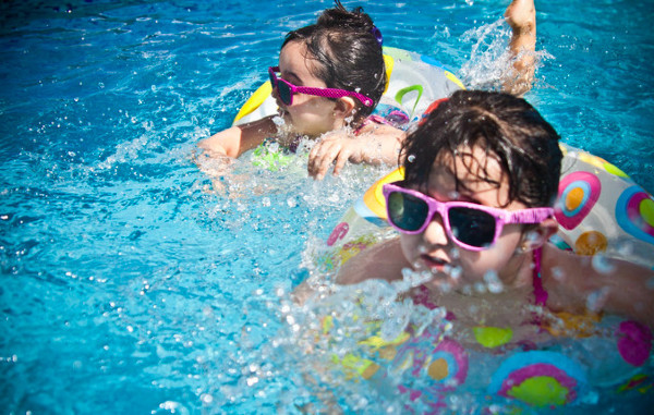 Niños en Piscina